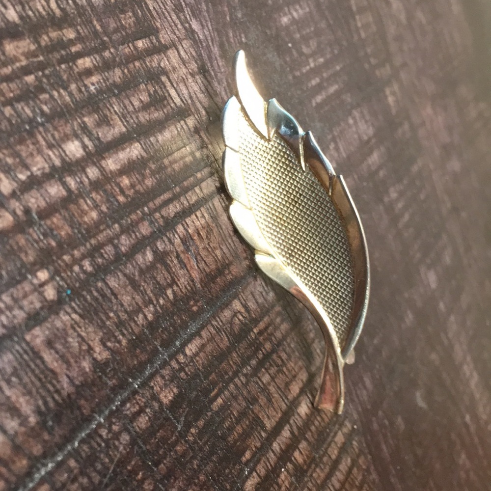 Feather tie clip